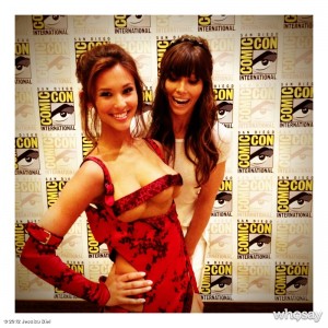 Jessica Biel's twitter photo of Kaitlyn Leeb, the woman with 3 boobs, with Jessica Biel, Melina from Total Recall at SDCC 2012