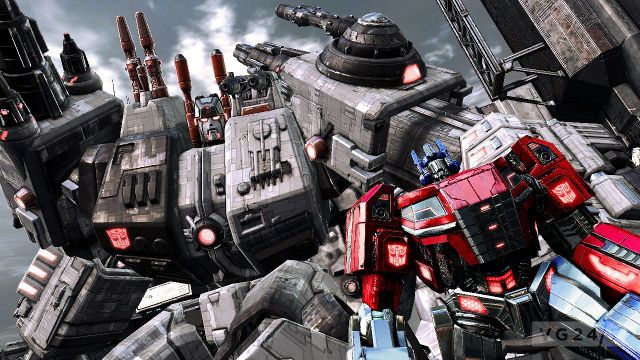 Transformers_FOC_-_Optimus_standing_in_Metroplex_hand_640